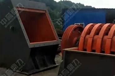 现场未组装的锤式破碎机设备