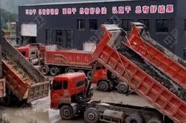 砂石生产线中排队等待拉料的货车现场视频