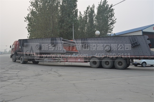 正在新乡鼎力装设备发货赞比亚的集装箱货车