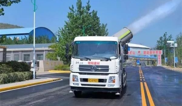 洒水车在硬化道路上工作