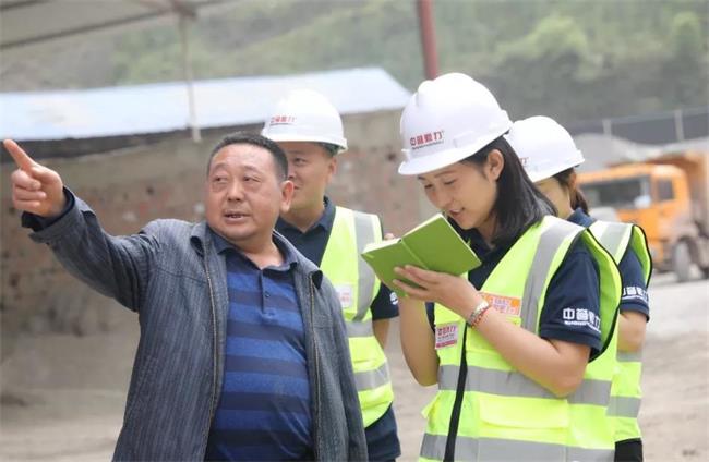杨总向团队介绍生产线