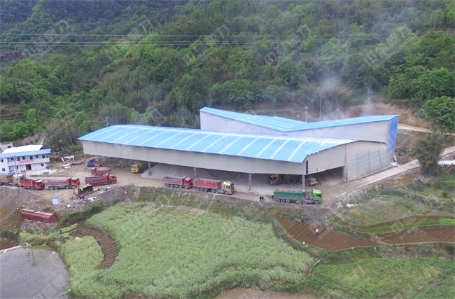 在现场排队拉料的卡车