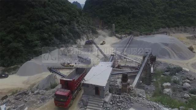 顺晟建材采石场近景图