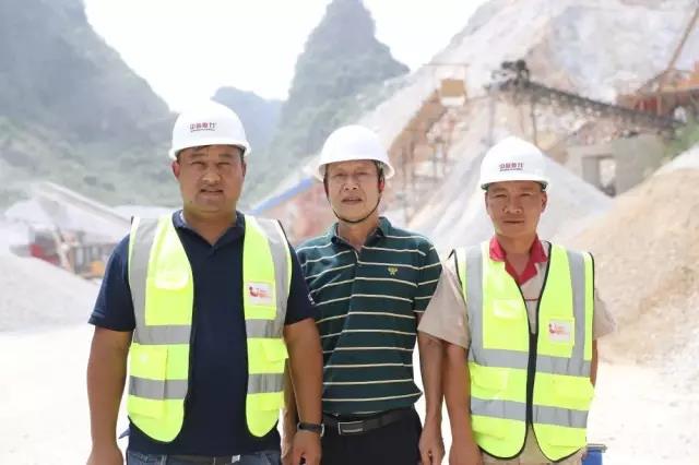 服务销售经理李华军、安装售后工程师靳丁文与与顺晟建材采石场张总合影合影