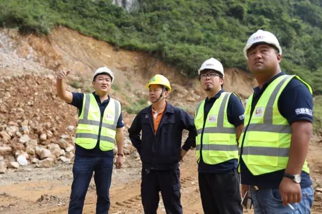 售后服务团队与崎源石料加工厂罗总（左二）沟通