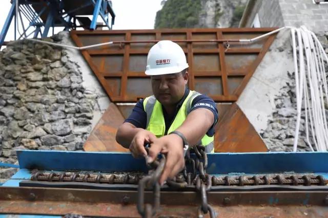 售后服务团队现场对设备进行检测