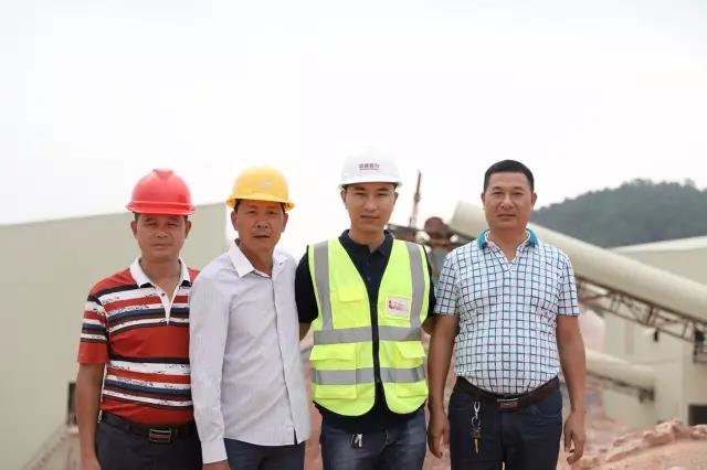 广西服务销售经理张海波与足疗岭采石场负责人合影