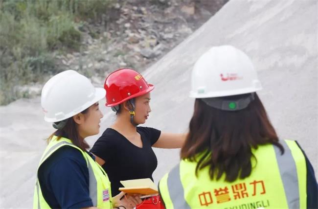 生产线现场与陈总交流