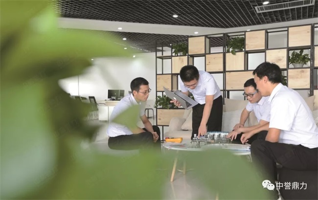 研发部工程师讨论产品应用