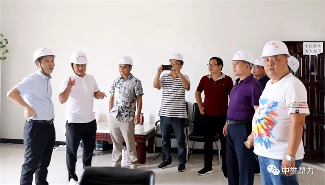 参观生产线中控室