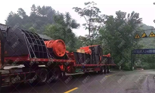 在运输中的砂场设备