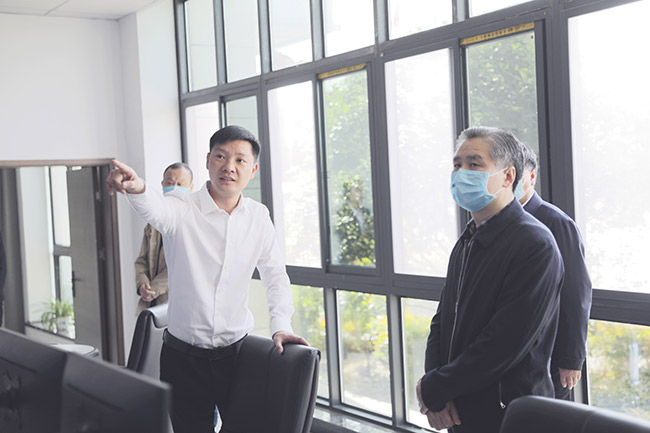 新乡市副市长王占波一行参观中誉鼎力矿山管理云数据