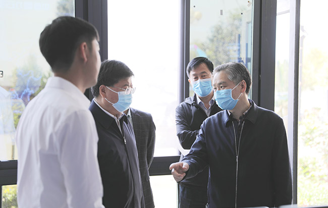 新乡市副市长王占波一行参观中誉鼎力矿山管理云数据