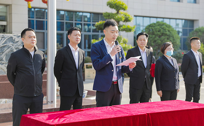 生产副总经理李宣读技能评比结果