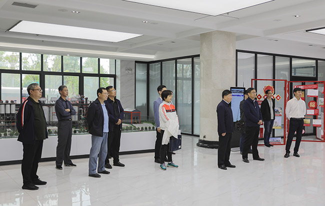 河南省发展改革委导一行观看卫辉市资源税管理介绍视频