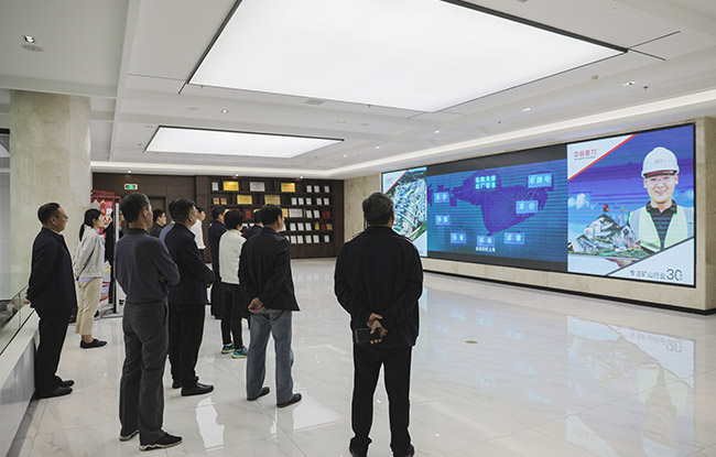 河南省发展改革委导一行观看卫辉市资源税管理介绍视频