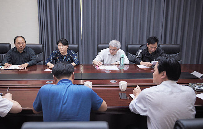 新乡市工信局及新乡职业技术学院导莅临中誉鼎力交流校企合作
