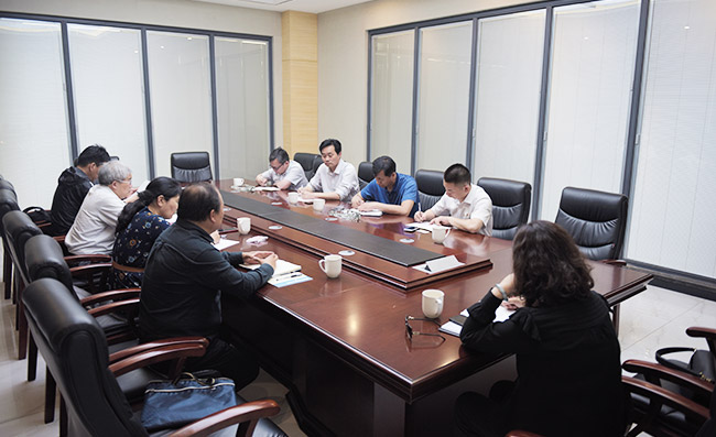 新乡市工信局及新乡职业技术学院导莅临中誉鼎力交流校企合作