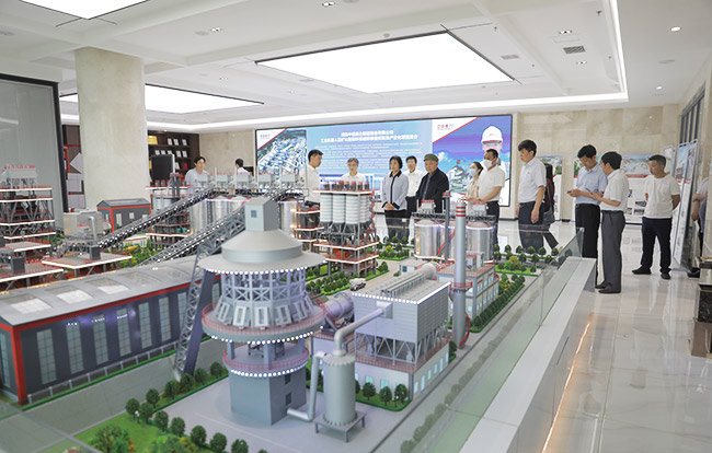 河南省人才工作任务督查调研组参观中誉鼎力五位一体循环建材产业园沙盘