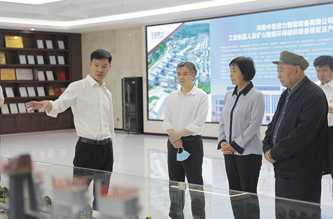 河南省人才工作任务督查调研组参观中誉鼎力五位一体循环建材产业园沙盘
