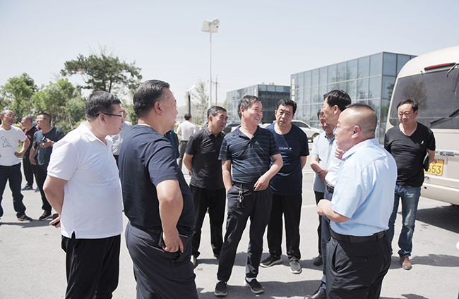 参观蓝天环保材料有限公司四位一体建材生产项目