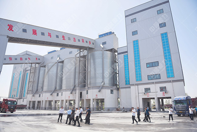 参观蓝天环保材料有限公司四位一体建材生产项目