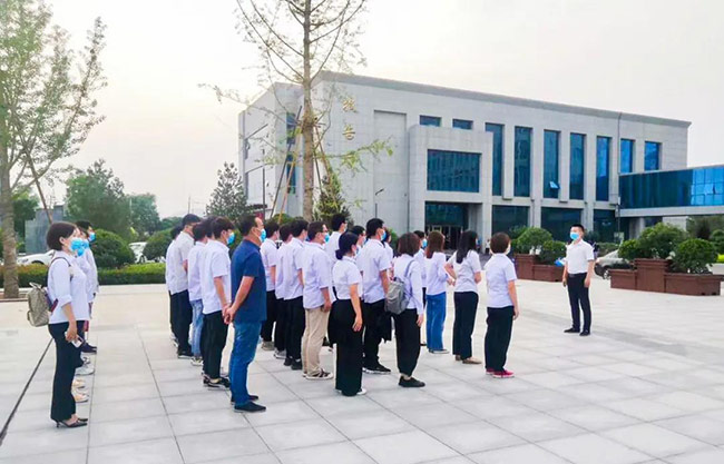 中誉鼎力青年党员集体学习吴金印书记事迹